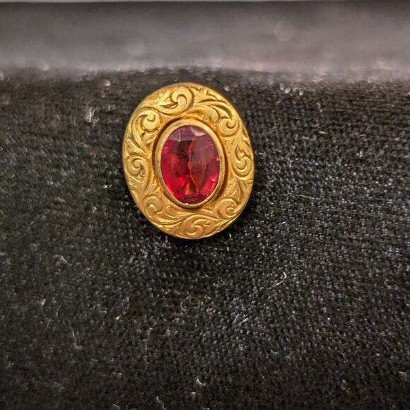 Vintage Cranberry Faceted Glass Stone Gold Tone Etched Design Stick Pin - Picture 2 of 3